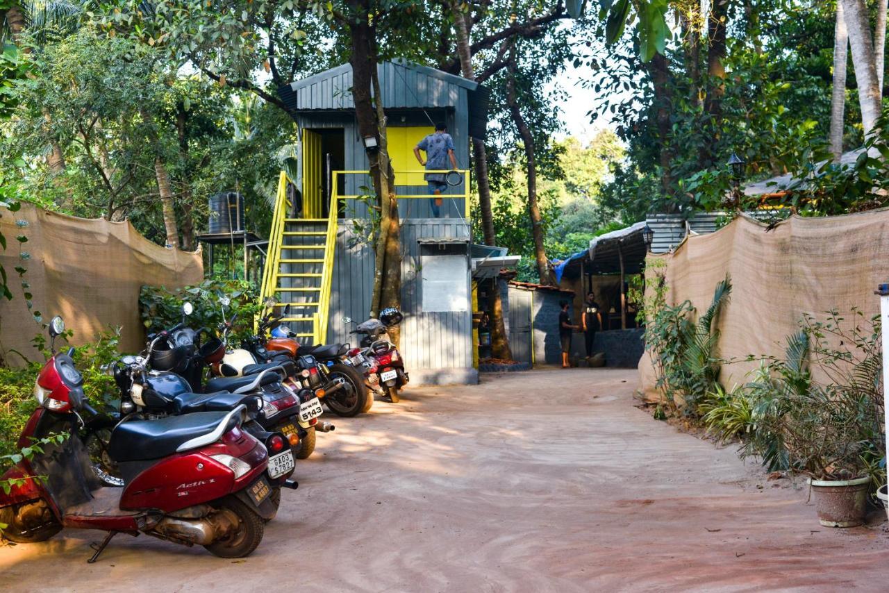 The Hosteller Goa, Anjuna Bagian luar foto